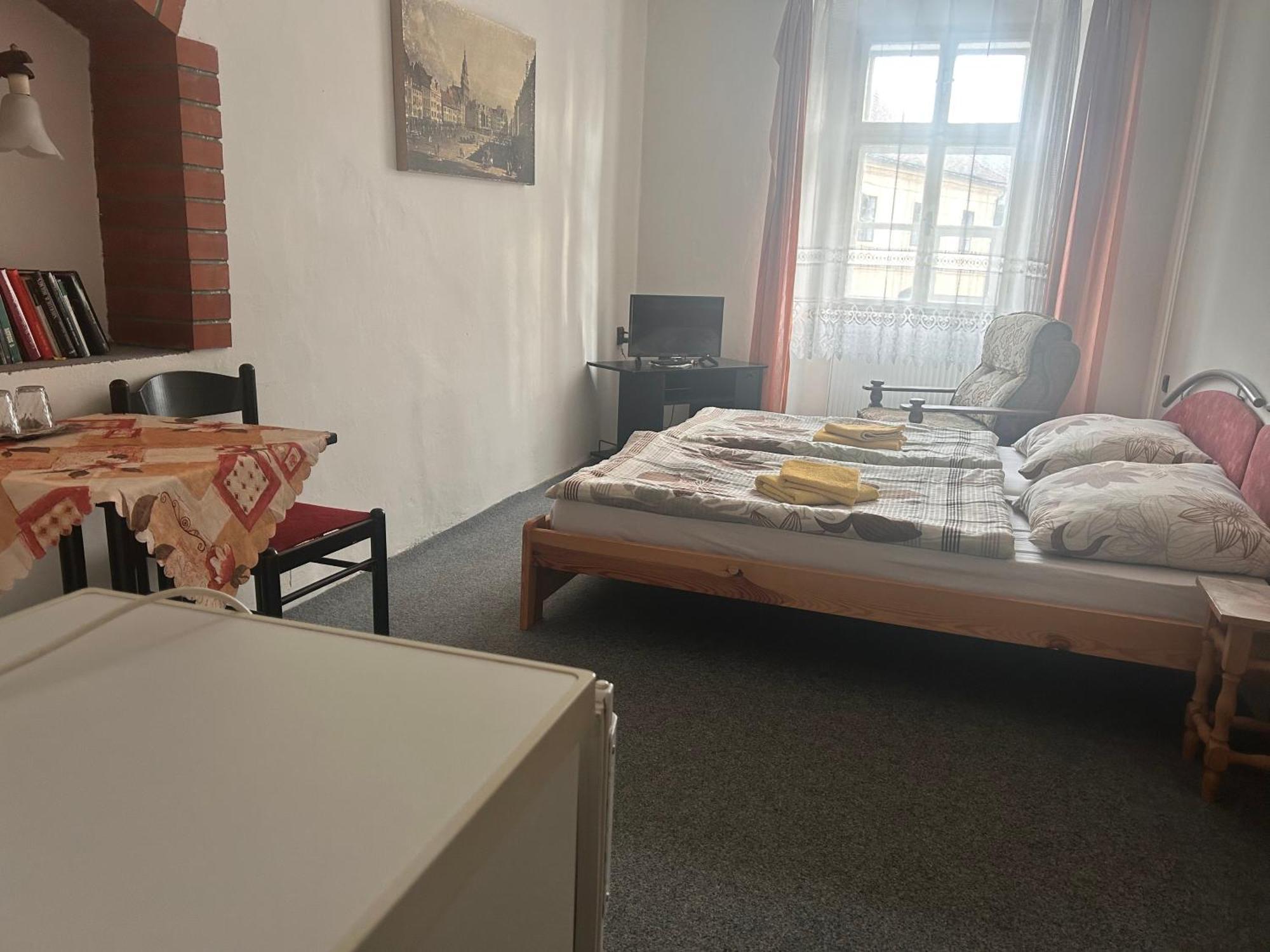 Restaurace A Penzion Podloubi Opočno エクステリア 写真