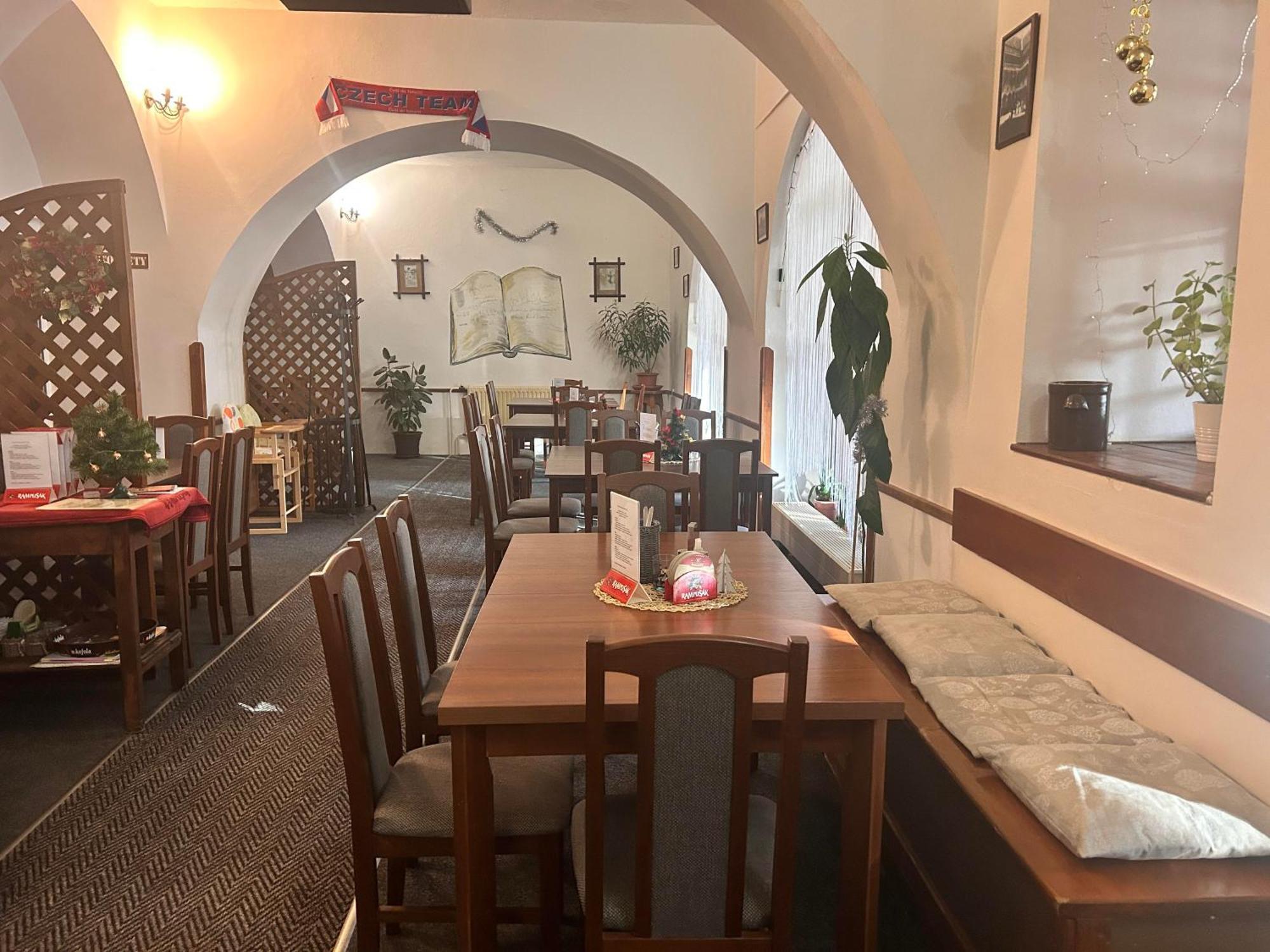 Restaurace A Penzion Podloubi Opočno エクステリア 写真